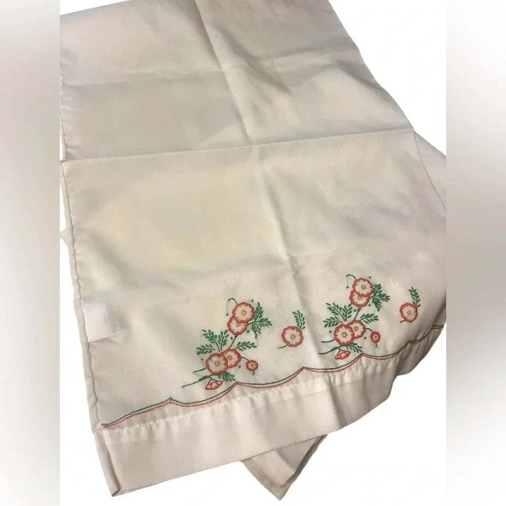 Vtg Set of 2 Handmade/Hand Embroidered/Hand Crochet Floral Pillow Cases
